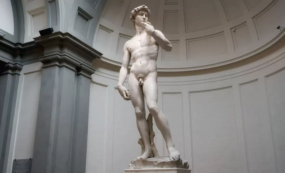 estátua de homem nu e aumento do pênis