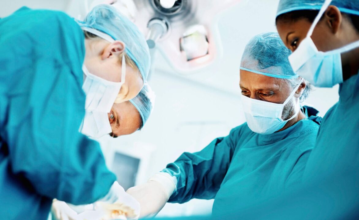 O processo de aumento do pênis por cirurgiões por meio de cirurgia