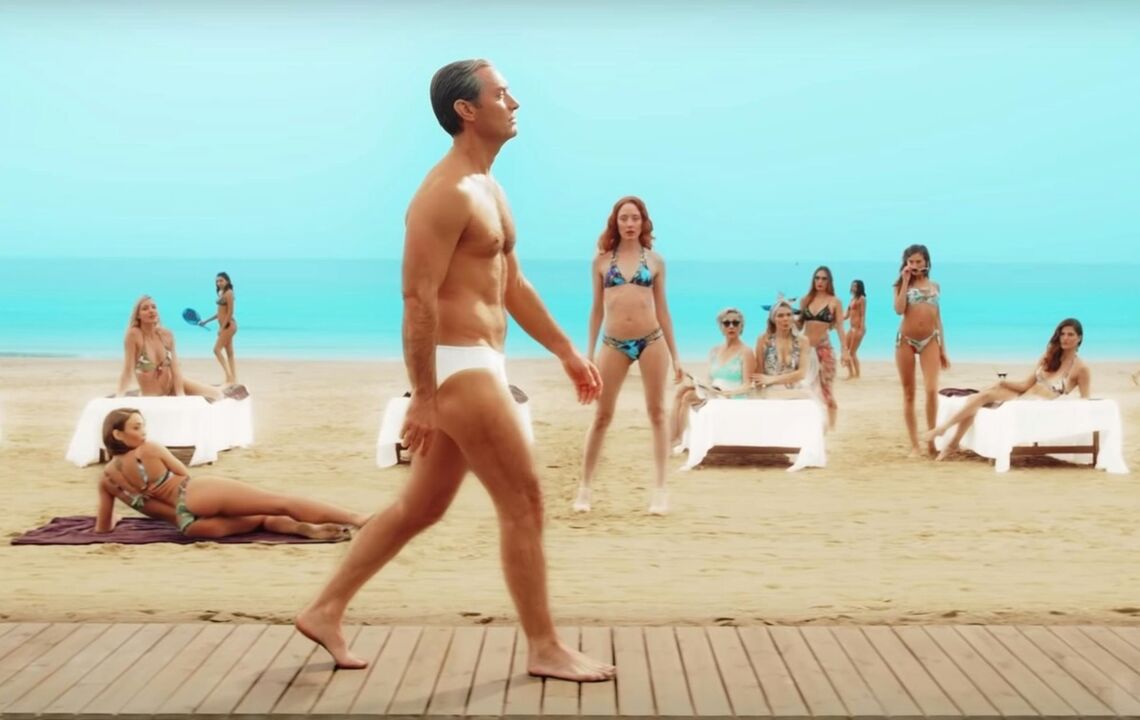 Garotas na praia olharam para um homem que aumentou seu pênis